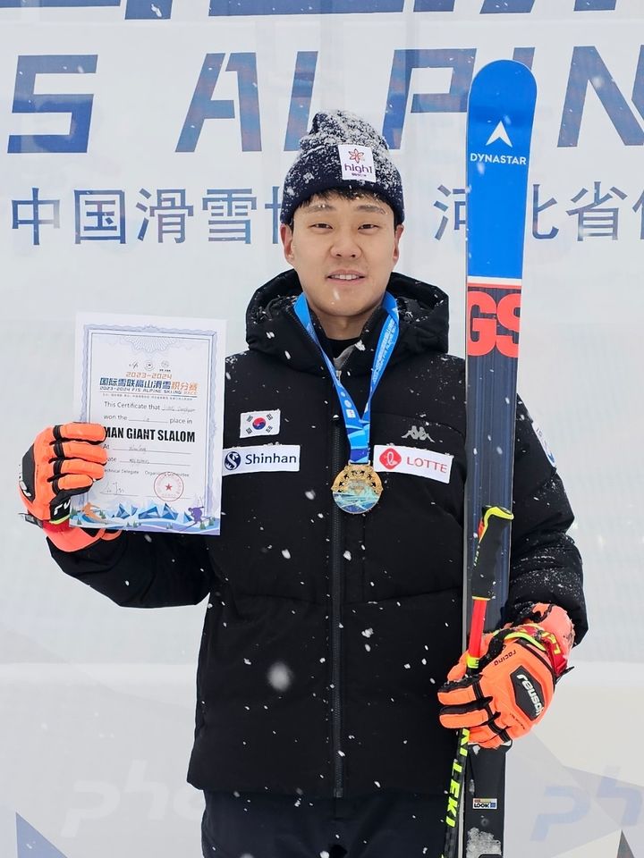 [서울=뉴시스] 정동현은 지난 11월30일 중국 허베이성 장자커우의 완룽 리조트에서 열린 알파인스키 FIS컵 남자 회전 경기에서 우승을 차지했다.(사진=미동부한인스키협회 정기의 고문 제공) *재판매 및 DB 금지