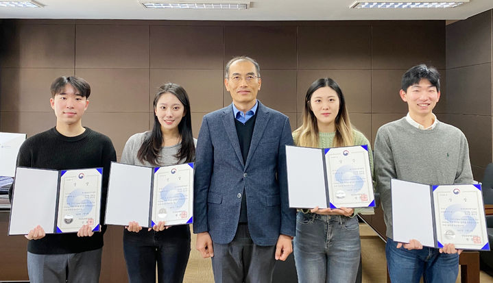 (왼쪽부터)DGIST 기초학부 3학년 김예찬,임지혜,융복합대학장 이두석,기초학부 3학년 우지윤,정인준 *재판매 및 DB 금지