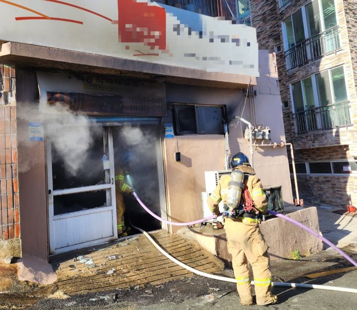 [부산=뉴시스] 30일 오전 부산 동구의 한 건물 지하 1층 식료품 창고 입구에서 원인이 밝혀지지 않은 불이 났다. (사진=부산소방재난본부 제공)  *재판매 및 DB 금지