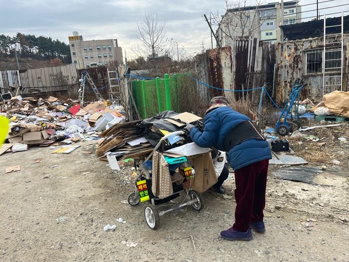 [대구=뉴시스]대구 강북경찰서는 파지수거 노인 교통사고 예방을 위한 홍보활동을 전개했다. (사진=대구 강북경찰서 제공) 2023.12.01. photo@newsis.com *재판매 및 DB 금지