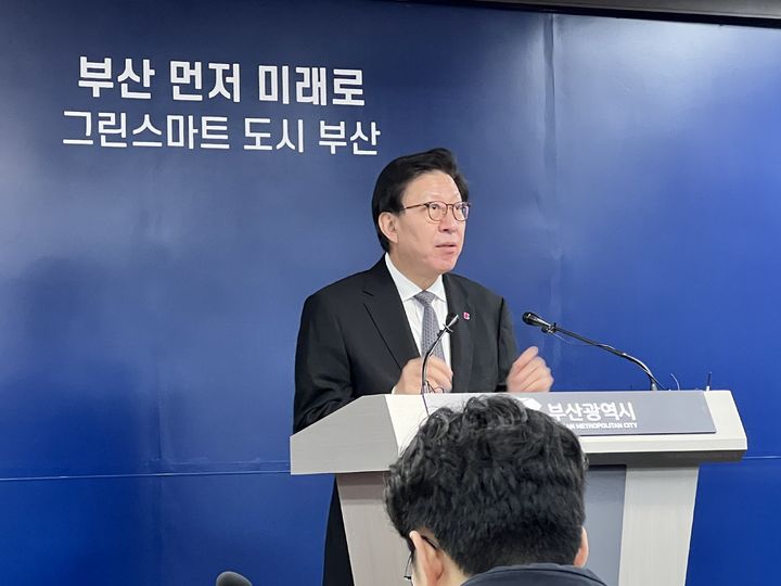 [부산=뉴시스] 원동화 기자 = 박형준 부산시장이 1일 부산시청 브리핑룸에서 기자회견을 열고 엑스포 유치 실패에 대해서 사과했다. 박 시장은 내년부터 2035년 엑스포 추진을 합리적으로 검토해보겠다고 말했다. dhwon@newsis.com *재판매 및 DB 금지