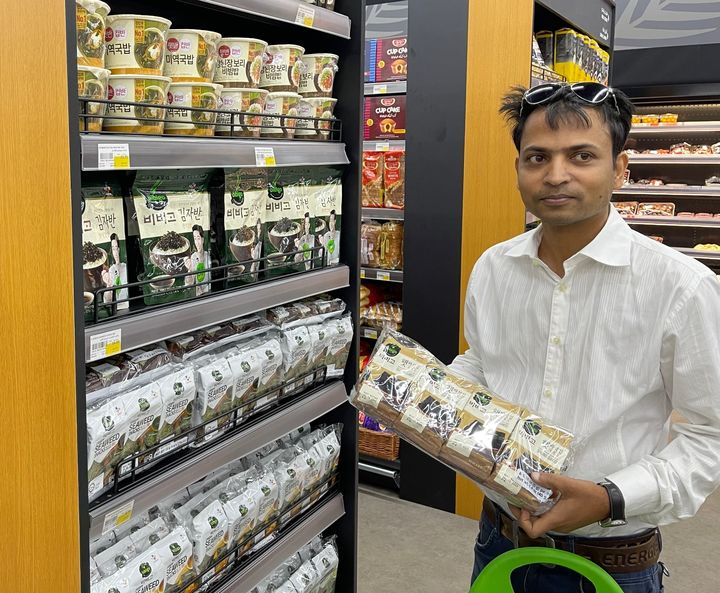 카타르 현지에서 소비자가 CJ제일제당의 김 제품을 보고 있다.(사진=CJ제일제당 제공) *재판매 및 DB 금지