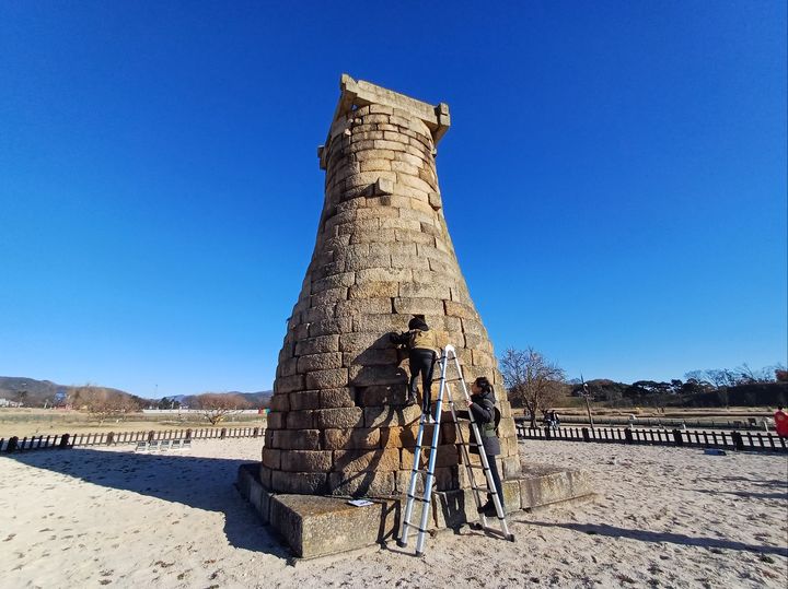 [서울=뉴시스] 국립문화재연구원 안전방재연구실 직원들이 오늘 오후 첨성대 안전 정밀 진단하고 있다. (사진=문화재청 제공) 2023.12.1 photo@newsis.com *재판매 및 DB 금지 *재판매 및 DB 금지