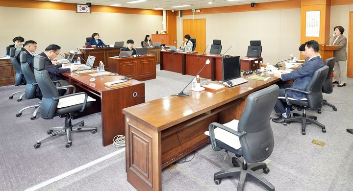 [울산=뉴시스] 박수지 기자 =울산시 북구의회 김정희 의장이 1일 상임위원회실에서 열린 ‘제215회 제2차 정례회’ 1차 복지건설위원회에서 조례안에 대한 제안 설명을 하고 있다. 2023.12.01. (사진=북구의회 제공) photo@newsis.com *재판매 및 DB 금지