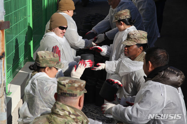 [평택=뉴시스] 사랑의 연탄 나누기에 참여한 미군 모습 