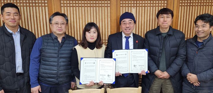 [제주=뉴시스] 제주도기자협회-제주해녀문화예술연구협회 업무협약. (사진=제주도기자협회 제공) *재판매 및 DB 금지