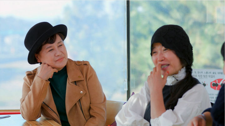 [서울=뉴시스] KBS 1TV '박원숙의 같이 삽시다'에 출연한 박원숙과 이효재. (사진=KBS 1TV '박원숙의 같이 삽시다' 제공) 2023.12.01. photo@newsis.com *재판매 및 DB 금지