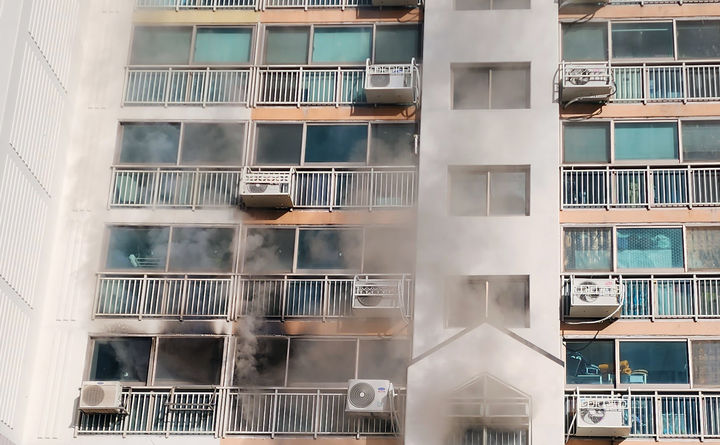 [부산=뉴시스] 1일 오전 부산 북구의 한 아파트 4층 A(40대)씨 집 작은방에서 원인이 밝혀지지 않은 불이 났다. (사진=부산소방재난본부 제공) *재판매 및 DB 금지