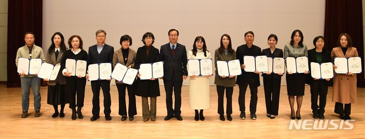 [완주=뉴시스] 전북 완주군은 1일 3분기 우수공무원을 선발해 시상했다. 2023.12.01 (사진= 완주군 제공) *재판매 및 DB 금지