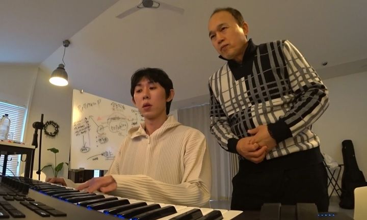 [서울=뉴시스] MBC '나 혼자 산다'에 출연한 김광규와 코드 쿤스트. (사진= MBC '나 혼자 산다' 제공) 2023.12.01. photo@newsis.com *재판매 및 DB 금지