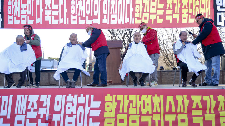 [합천=뉴시스] 합천군청 합천군민 환경부 규탄 합천댐 앞 대규모 집회에서 집행부가 삭발식을 하고 있다. *재판매 및 DB 금지 *재판매 및 DB 금지