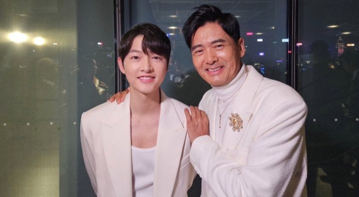 [서울=뉴시스] 송중기(왼쪽), 주윤발. (사진=송중기 인스타그램 캡처) 2023.12.01. photo@newsis.com *재판매 및 DB 금지