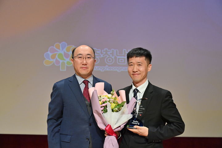 [홍성=뉴시스] 충남도 11월 우수직원 이서준(오른쪽) 주무관이 표창을 받고 있다. *재판매 및 DB 금지