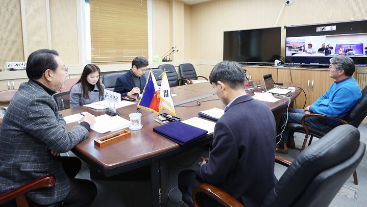 [괴산=뉴시스] 강신욱 기자 = 송인헌 충북 괴산군수가 1일 필리핀 망가타렘시와 외국인 계절근로자 도입을 위한 양해각서를 체결하는 온라인 화상회의를 진행하고 있다. (사진=괴산군 제공) 2023.12.01. photo@newsis.com *재판매 및 DB 금지