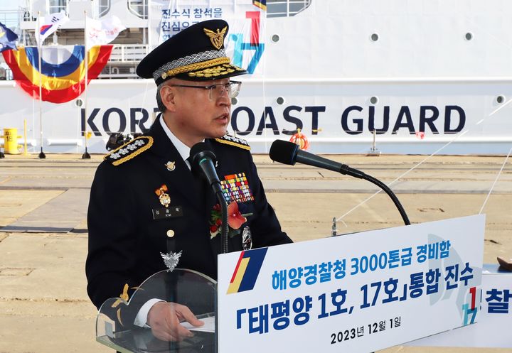 [인천=뉴시스] 김동영 기자 = 1일 김종욱 해양경찰청장이 경남 고성 소재의 SK오션플랜트에서 열린 3000t급 경비함 2척 통합 진수식 축사를 하고 있다. (사진=해양경찰청 제공) *재판매 및 DB 금지