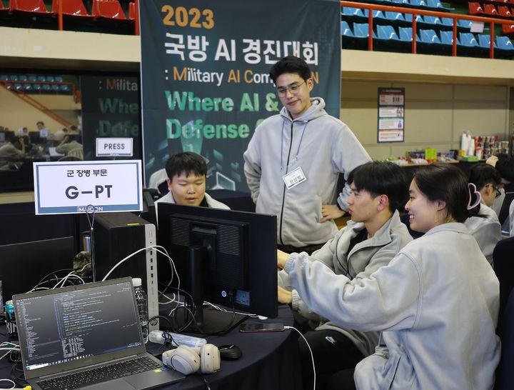 [서울=뉴시스] 국방부와 과학기술정보통신부가 11월 29일부터 12월 1일까지 대전 KT 인재개발원에서 공동 개최한 '제2회 국방 인공지능 경진대회'에서 군 장병 부문 최우수상을 수상한 "G-PT" 팀이 주어진 과제를 수행하고 있다. (사진=국방부 제공) 2023.12.01. photo@newsis.com *재판매 및 DB 금지