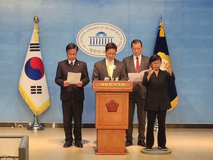 [서울=뉴시스] 정성원 기자 = 국회 농림축산식품해양수산위원회 소속 국민의힘 의원들이 1일 오후 국회 소통관에서 기자회견을 하고 있다. 2023.12.01. jungsw@newsis.com *재판매 및 DB 금지