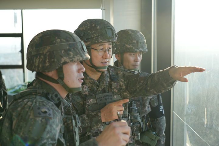 [서울=뉴시스] 박안수 육군참모총장이 1사단 도라OP를 방문해 작전현장을 확인하고 있다. (사진=육군 제공) 2023.12.01. photo@newsis.com *재판매 및 DB 금지