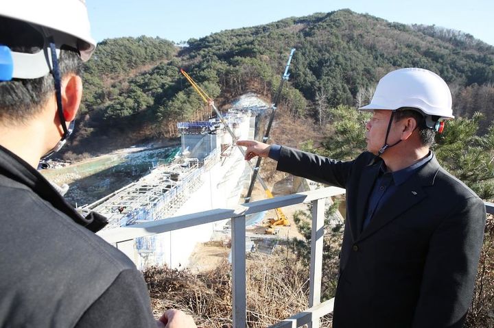윤석대 수자원공사 사장이 1일 내년 완공 예정인 원주천댐을 찾아 댐 건설현황을 점검하고 있다. 2023. 12. 01 *재판매 및 DB 금지