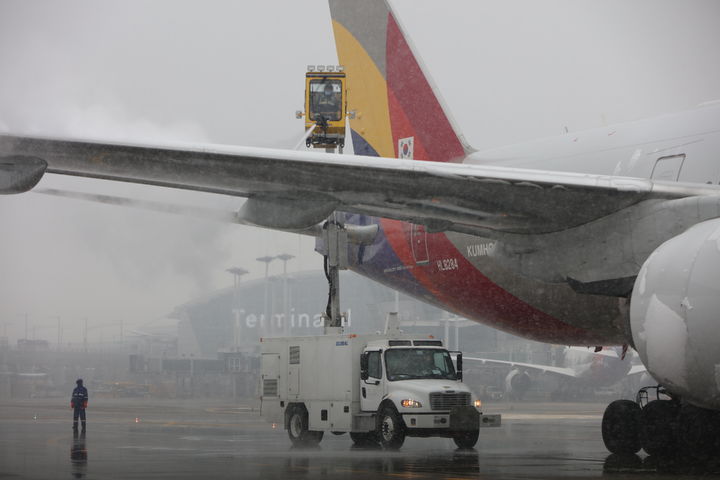 [서울=뉴시스] 인천공항을 운항하는 여객기에 제방빙 작업이 실시되고 있다. 2023.12.03. (사진=인천공항공사 제공) photo@newsis.com *재판매 및 DB 금지