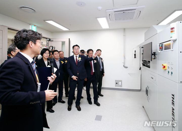 [화성=뉴시스] 정명근 화성시장(사진 가운데)이 동탄 인큐베이팅센터에 문을 연 소공인 복합지원센터를 둘러보고 있다.(사진=화성시 제공)2023.12.01.sonanom@newsis.com