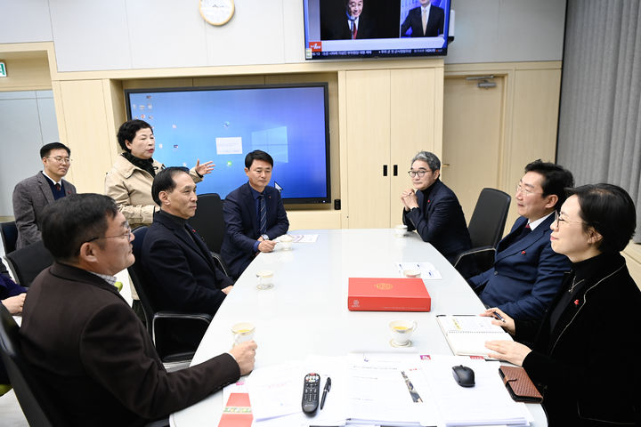 1일 오후 4시 강원한중경제문화교육협회와 지역 소재 기업들이 원강수 강원 원주시장과 지역 소외계층 지원 관련 간담회를 진행하고 있다. *재판매 및 DB 금지