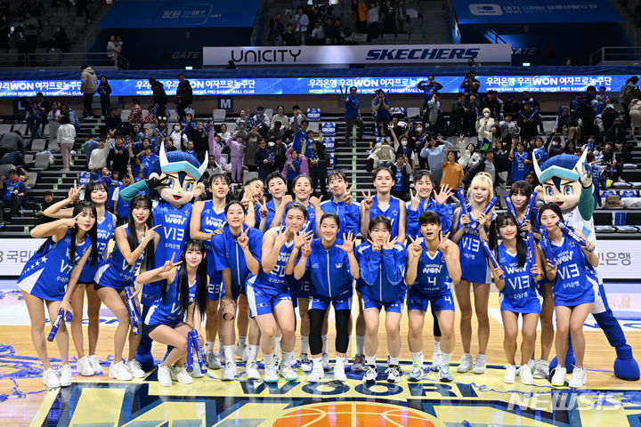 [서울=뉴시스]우리은행 '국대 삼총사' 앞세워 하나원큐 제압 (사진 = WKBL 제공)