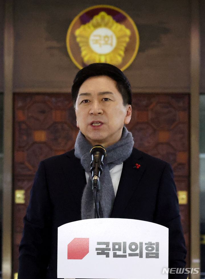 [서울=뉴시스] 추상철 기자 = 김기현 국민의힘 당 대표가 1일 오전 서울 여의도 국회에서 열린 비상의원총회에서 발언하고 있다. 2023.12.01. scchoo@newsis.com