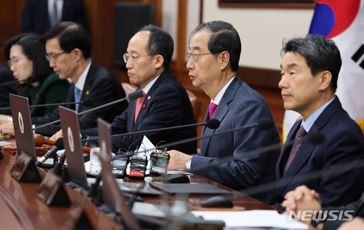 [서울=뉴시스] 김명원 기자 = 한덕수 국무총리가 1일 오전 서울 종로구 정부서울청사에서 열린 임시 국무회의에 참석해 발언하고 있다. 이날 임시국무회의에서는 야당 단독으로 표결된 노동조합 및 노동관계조정법 개정안(노란봉투법)과 '방송법·방송문화진흥회법·한국교육방송공사법 개정안'(방송3법)에 대한 재의요구안(거부권)을 의결한다. 대통령실은 국회에서 이송된 노란봉투법·방송3법 법안을 15일 이내 공포나 거부권 행사를 결정해야한다. 노란봉투법 등은 17일 국회로부터 이송돼 거부권 행사 시한은 12월 2일이다. 2023.12.01. kmx1105@newsis.com