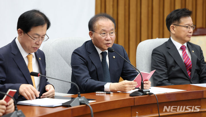 발언하는 윤재옥 원내대표.  [서울=뉴시스] 추상철 기자 = 윤재옥 국민의힘 원내대표가 1일 오전 서울 여의도 국회에서 열린 원내대책회의에서 발언하고 있다. 2023.12.01. scchoo@newsis.com