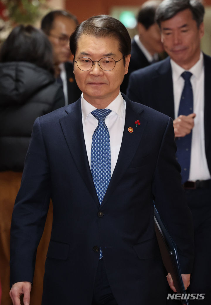 [서울=뉴시스] 김명원 기자 = 이정식 고용노동부 장관이 1일 오전 서울 종로구 정부서울청사에서 열린 임시 국무회의에 참석하고 있다. 2023.12.01. kmx1105@newsis.com