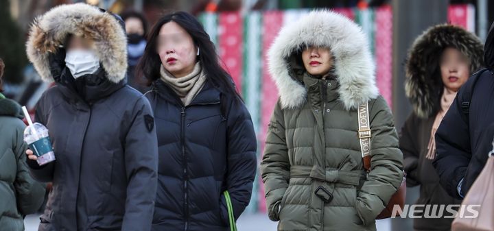 [서울=뉴시스] 정병혁 기자 = 연일 영하권 추위가 찾아온  1일 서울 종로구 광화문네거리에서 두꺼운 옷차림을 한 시민들이 이동하고 있다. 2023.12.01. jhope@newsis.com