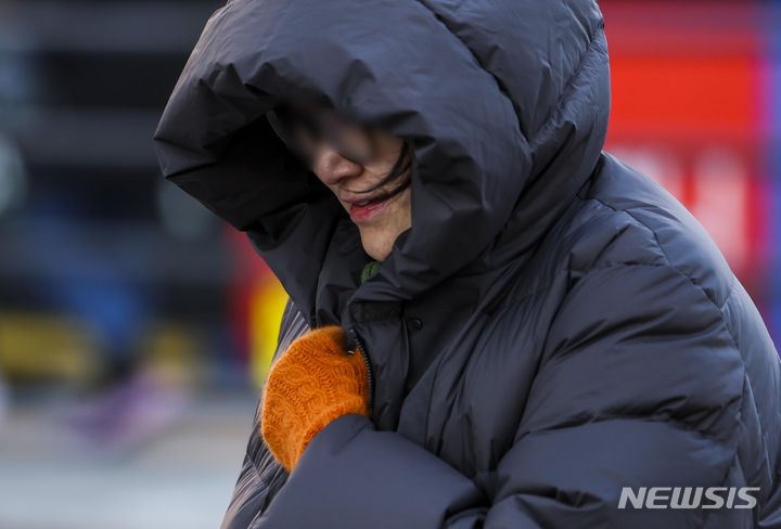 [서울=뉴시스] 정병혁 기자 = 연일 영하권 추위가 찾아온  1일 서울 종로구 광화문네거리에서 두꺼운 옷차림을 한 시민이 이동하고 있다. 2023.12.01. jhope@newsis.com