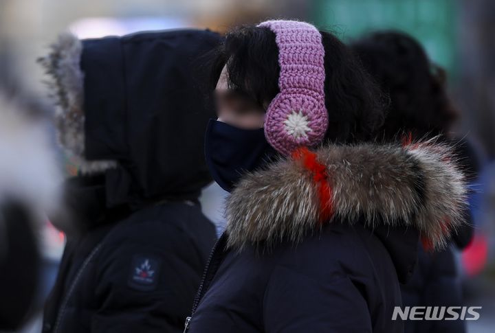 [서울=뉴시스] 정병혁 기자 = 양 볼이 발그스레 홍조를 띠는 안면홍조증은 실내외 온도차가 큰 겨울철에 더욱 심해진다. 의사의 처방 없이 피부 연고를 남용했다간 증상이 더 악화할 수 있어 주의해야 한다.연일 영하권 추위가 찾아온  1일 서울 종로구 광화문네거리에서 두꺼운 옷차림을 한 시민들이 이동하고 있다. 2023.12.01. jhope@newsis.com