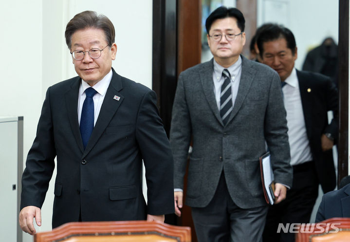 [서울=뉴시스] 고범준 기자 = 이재명 더불어민주당 대표, 홍익표 원내대표 등 최고위원들이 1일 오전 서울 여의도 국회에서 열린 최고위원회의에 참석하고 있다. 2023.12.01. bjko@newsis.com
