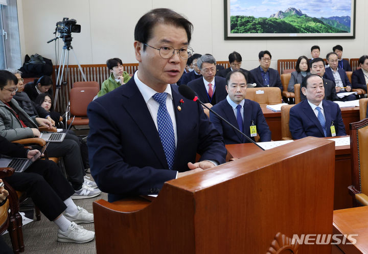 [서울=뉴시스] 추상철 기자 = 이정식 고용노동부 장관이 1일 오전 서울 여의도 국회에서 열린 환경노동위원회 전체회의 '산업재해 관련 청문회'에서 보고를 하고 있다. 2023.12.01. scchoo@newsis.com