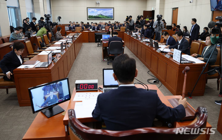 [서울=뉴시스] 추상철 기자 = 1일 오전 서울 여의도 국회에서 환경노동위원회 전체회의 '산업재해 관련 청문회'가 열리고 있다. 2023.12.01. scchoo@newsis.com