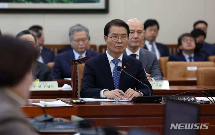 [서울=뉴시스] 추상철 기자 = 이정식 고용노동부 장관이 1일 오전 서울 여의도 국회에서 열린 환경노동위원회 전체회의 '산업재해 관련 청문회'에 출석해 있다. 2023.12.01. scchoo@newsis.com