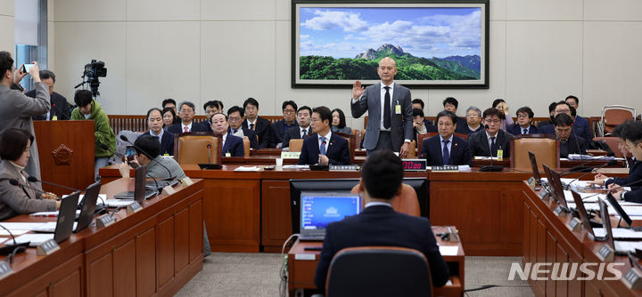 [서울=뉴시스] 추상철 기자 = 1일 오전 서울 여의도 국회에서 환경노동위원회 전체회의 '산업재해 관련 청문회'가 열리고 있다. 2023.12.01. scchoo@newsis.com