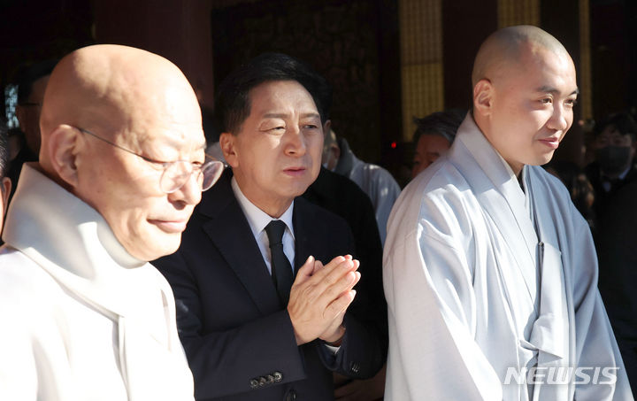 [서울=뉴시스] 김선웅 기자 = 김기현 국민의힘 대표가 1일 서울 종로구 조계사 대웅전에 마련된 전 조계종 총무원장 故 자승스님 분향소에서 조문을 마친 뒤 대웅전을 나서고 있다. 2023.12.01. mangusta@newsis.com