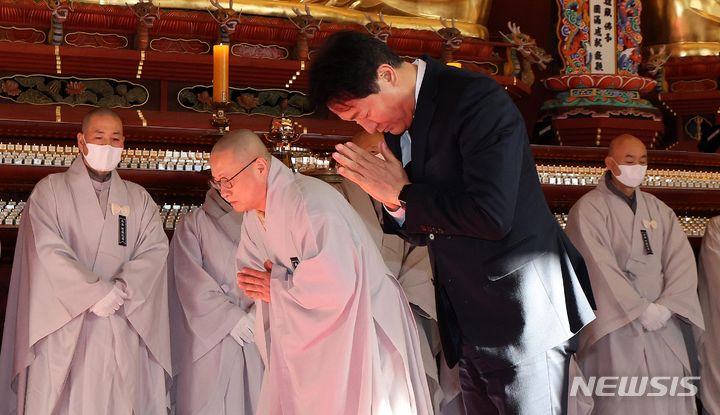 [서울=뉴시스] 김선웅 기자 = 오세훈 서울시장이 1일 오전 서울 종로구 조계사 대웅전에 마련된 자승스님 분향소를 찾아 조문하고 있다. (공동취재) 2023.12.01. photo@newsis.com