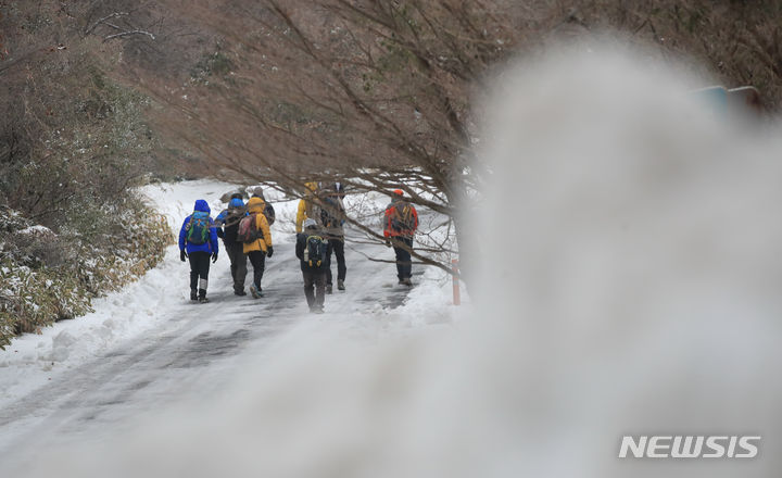 [제주=뉴시스] 우장호 기자 = 제주 산간지역에 많은 눈이 내린 1일 오전 제주 한라산 어리목 탐방로를 찾은 등산객들이 겨울 산행을 떠나고 있다. 2023.12.01. woo1223@newsis.com