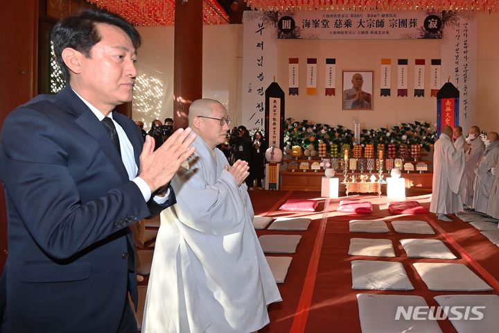 [서울=뉴시스] 김선웅 기자 = 오세훈 서울시장이 1일 오전 서울 종로구 조계사 대웅전에 마련된 자승스님 분향소를 찾아 조문하고 있다. (공동취재) 2023.12.01. photo@newsis.com