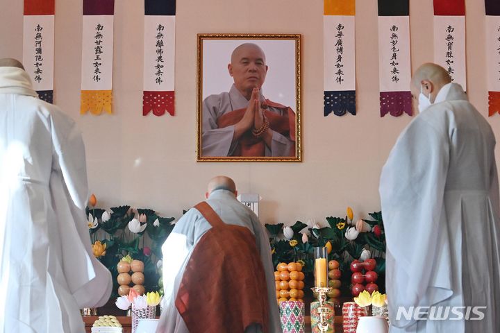 [서울=뉴시스] 김선웅 기자 = 1일 오전 서울 종로구 조계사 대웅전에 마련된 자승스님 분향소를 찾은 스님들이 조문하고 있다. (공동취재) 2023.12.01. photo@newsis.com