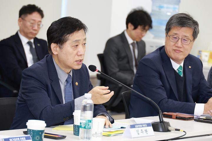 [서울=뉴시스] 김주현 금융위원장이 1일 오전 충남북부 상공회의소에서 중소기업 대표들과 간담회를 하고 있다. (사진=금융위원회 제공) 2023.12.01. photo@newsis.com *재판매 및 DB 금지