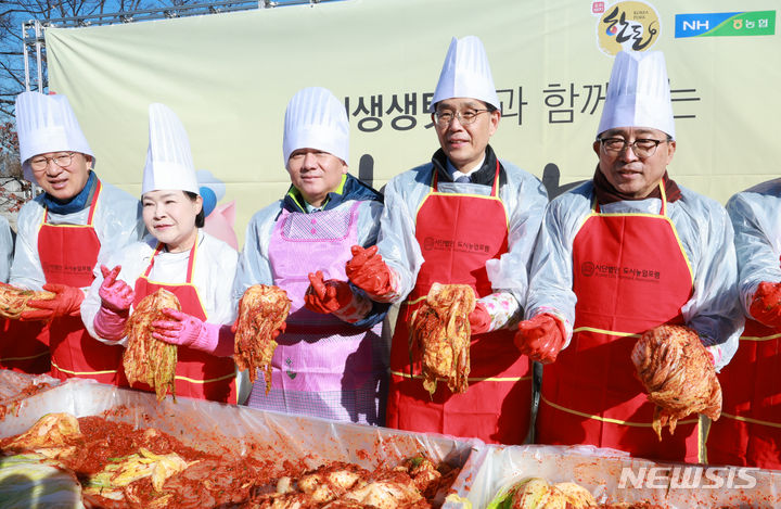 [서울=뉴시스] 고범준 기자 = 이광재(오른쪽 세번째부) 국회 사무총장, 한훈 농림축산식품부 차관 등 참석 의원들이 1일 오전 서울 여의도 국회 생생텃밭에서 열린 연말 김장 나눔행사에서 김치를 담그며 기념촬영을 하고 있다. 2023.12.01. bjko@newsis.com