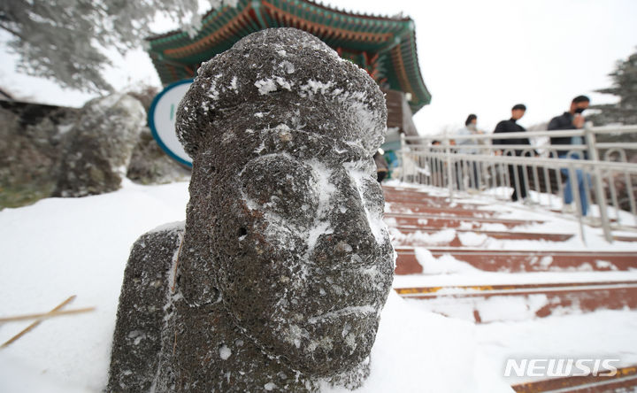 [제주=뉴시스] 우장호 기자 = 제주 산간지역에 많은 눈이 내린 지난 1일 오전 제주 한라산 1100고지 습지를 찾은 관광객들이 눈꽃을 감상하며 즐거운 시간을 보내고 있다. 2023.12.01. woo1223@newsis.com