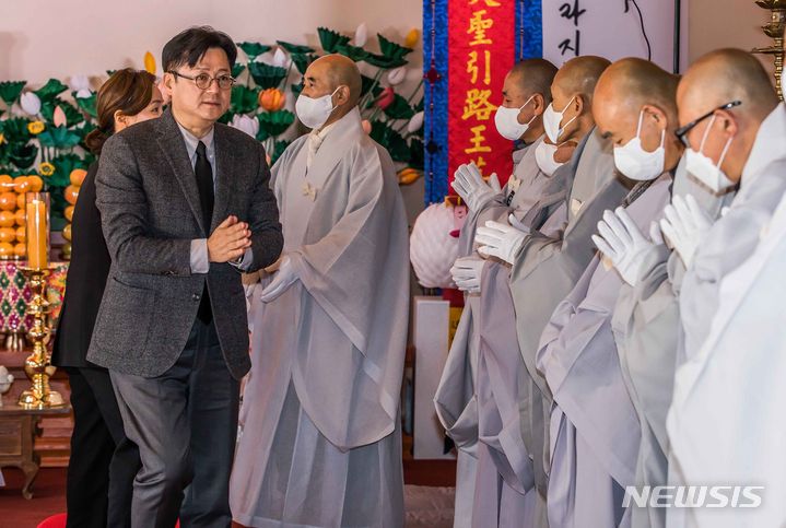 [서울=뉴시스] 김선웅 기자 = 홍익표 더불어민주당 원내대표가 1일 서울 종로구 조계사 대웅전에 마련된 전 조계종 총무원장 故 자승스님 분향소를 찾아 조문하고 있다. (공동취재) 2023.12.01. photo@newsis.com