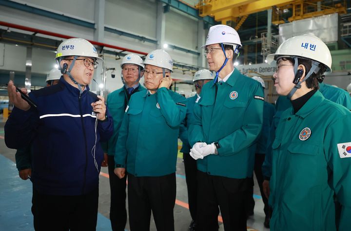 [서울=뉴시스] 방문규 산업통상자원부 장관이 1일 2023년도 겨울철 전력수급 현장점검 차 서울 마포구 한국중부발전 서울발전본부를 방문해 시설을 둘러보고 있다. (사진=산업통상자원부 제공) 2023.12.01. photo@newsis.com *재판매 및 DB 금지