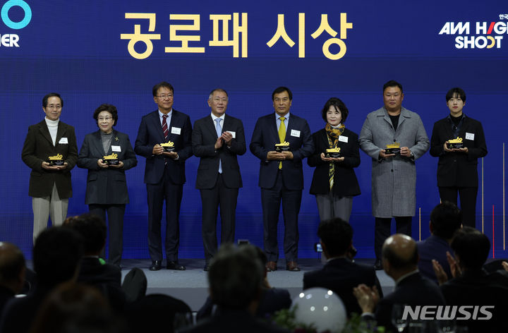 [서울=뉴시스] 황준선 기자 = 대한양궁협회장인 정의선 현대자동차그룹 회장이과 공로상 수상자들이 1일 오전 서울 광진구 그랜드 워커힐 서울에서 열린 한국 양궁 60주년 기념행사에서 기념촬영 하고 있다. 2023.12.01. hwang@newsis.com